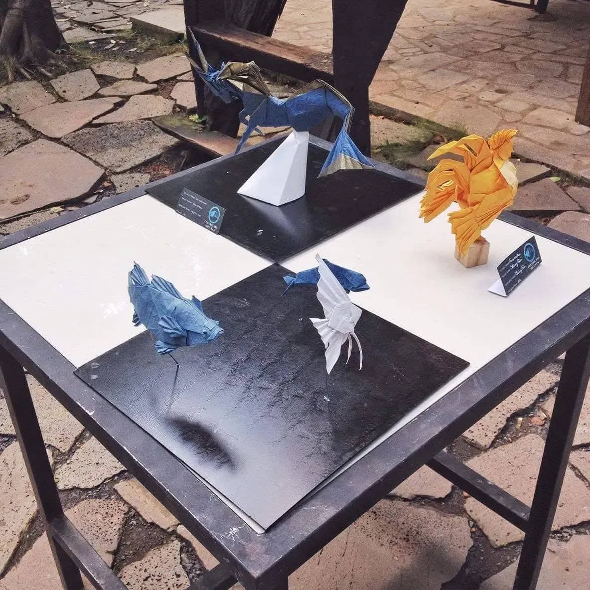 Bàn trưng bày các con vật origami ngoài trời