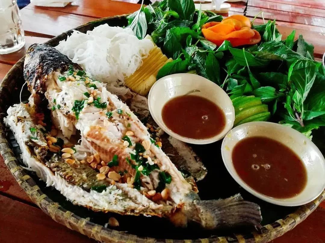 Cá nướng ăn kèm bún, rau sống và nước chấm