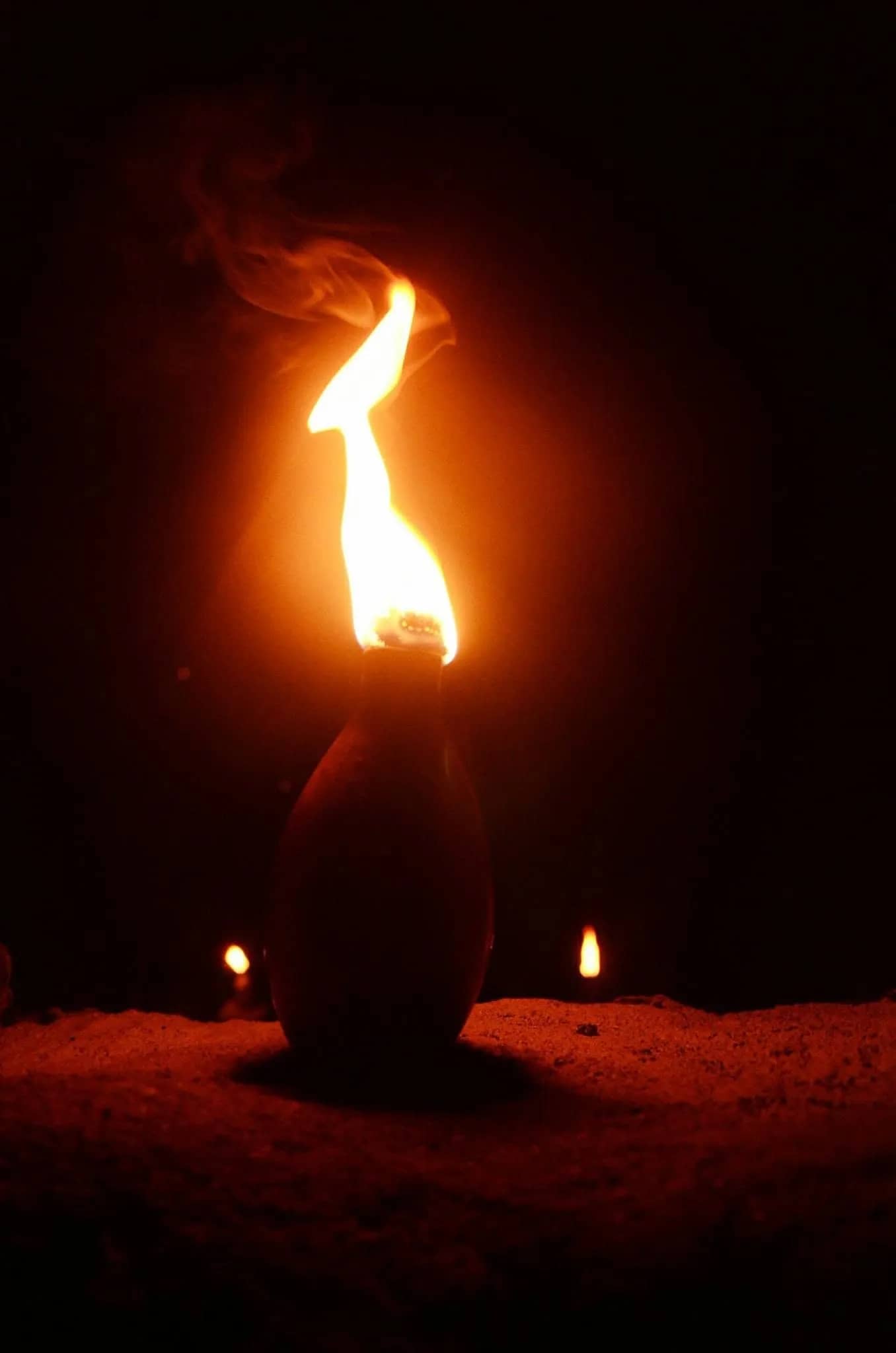Ngọn đuốc cháy rực trên chân đế giữa đêm tối