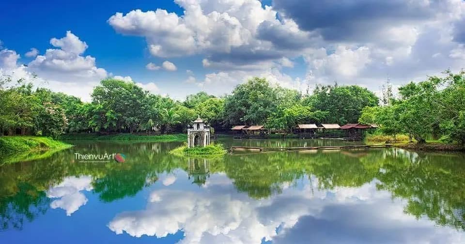 Hồ nước đồng quê Cao Minh soi bóng trời xanh mây trắng, tháp cổng nhỏ giữa hồ