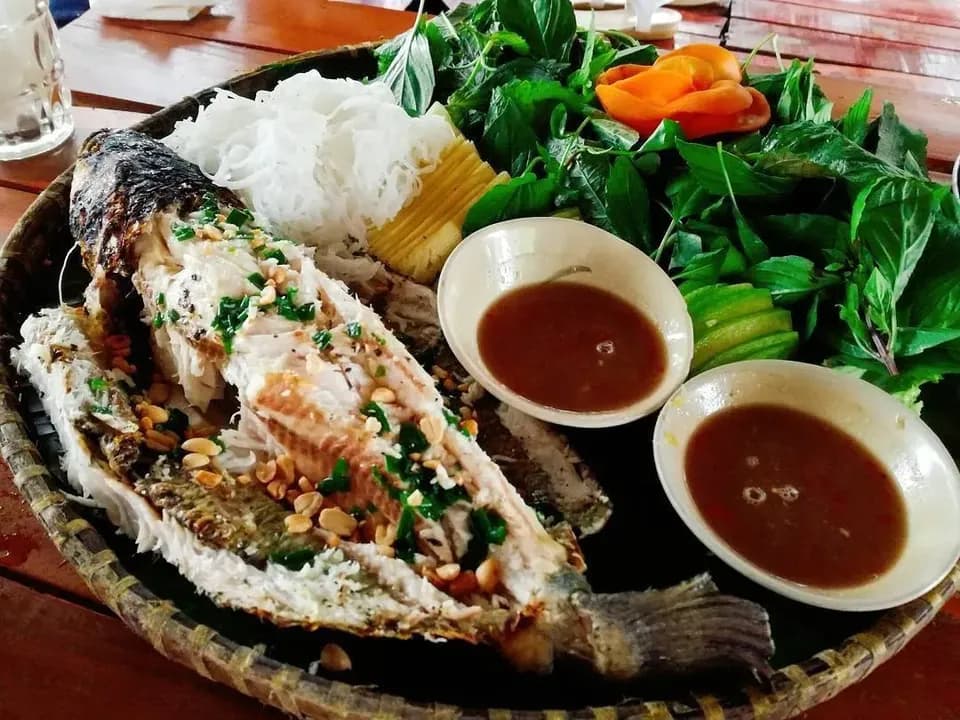 Cá nướng ăn kèm bún, rau sống và nước chấm
