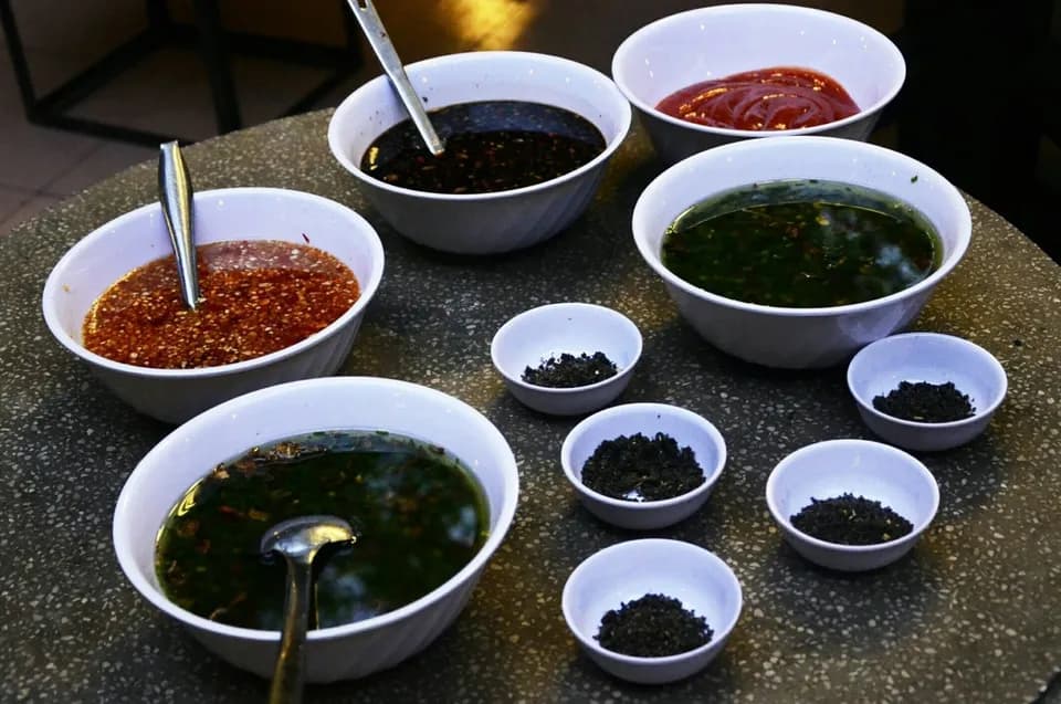 Các chén nước chấm và muối tiêu bày sẵn