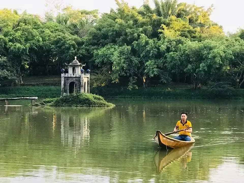 Chèo xuồng trên hồ ngang qua ngôi miếu nhỏ