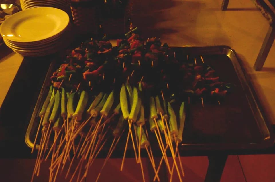 Khay xiên nướng que tre chờ lên bếp