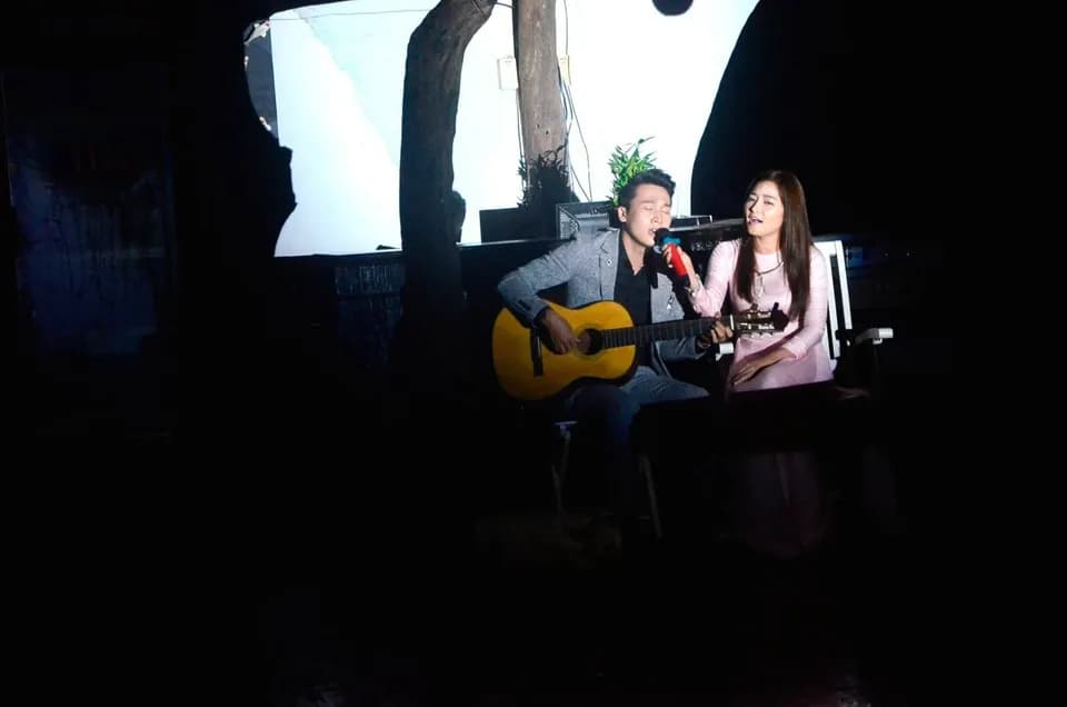 Đôi song ca đàn guitar trên sân khấu mái vòm