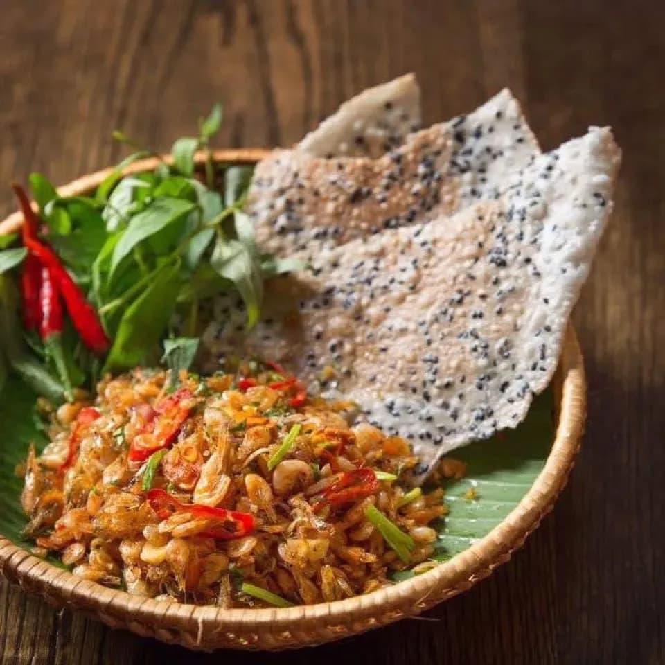 Món tép rang ăn kèm bánh đa mè trên mẹt tre