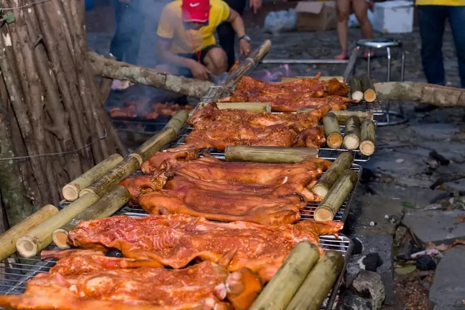 Thịt heo nướng trên vỉ tre bên bếp lửa